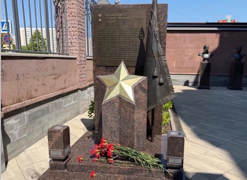 Возложение цветов к мемориалу армянским Героям Советского Союза