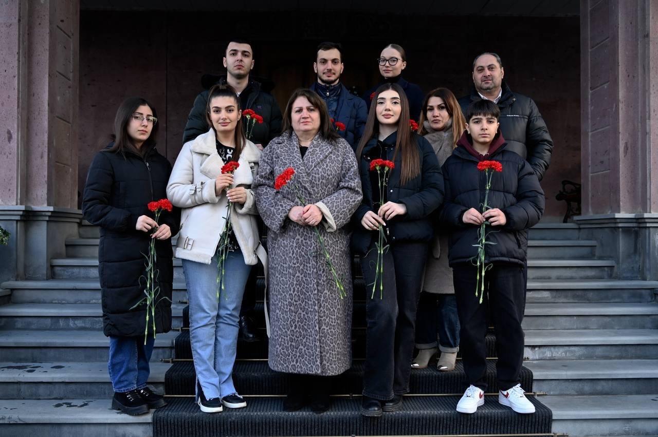 Церемония возложения цветов к бюсту в Александра Сергеевича Грибоедова.
