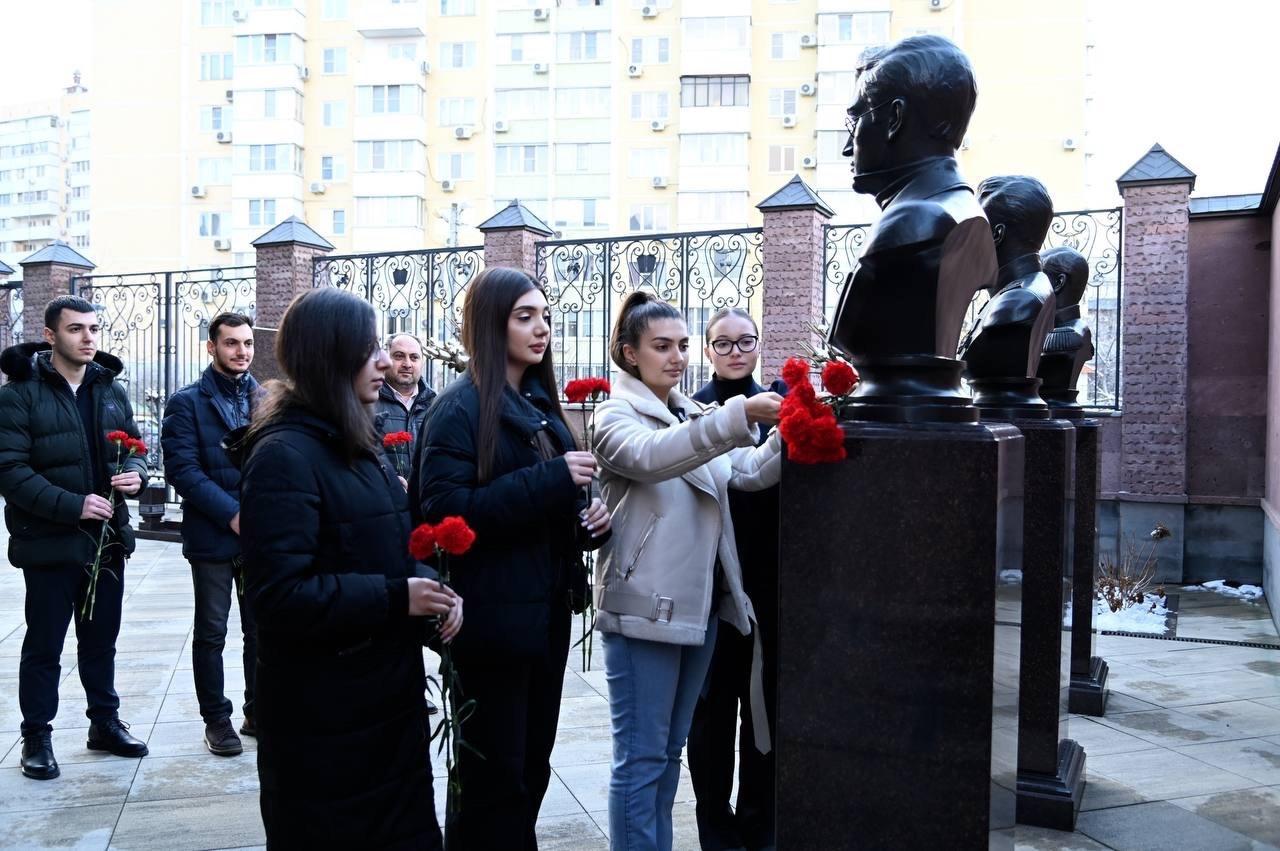 Церемония возложения цветов к бюсту в Александра Сергеевича Грибоедова.