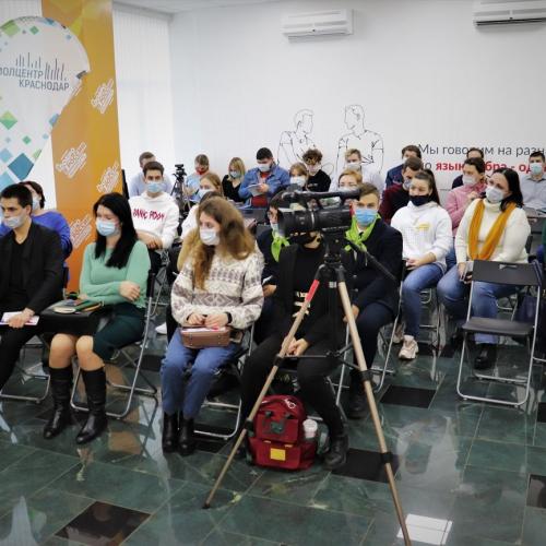 Волонтёрский центр «Добрые сердца» в лице руководителя Ашота Алтуняна, на итоговой встрече добровольческих организаций города Краснодара с начальником Управления по делам молодежи.