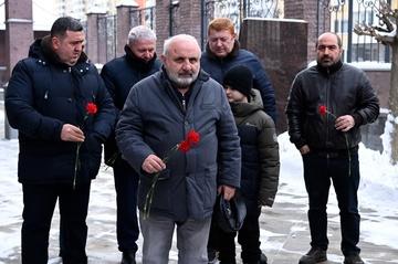 Возложение цветов к бюсту Андраника Торосовича