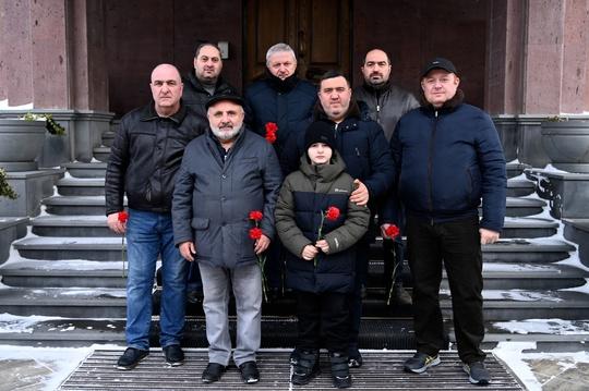 Возложение цветов к бюсту Андраника Торосовича