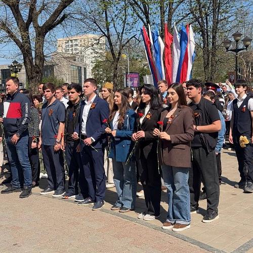 В День Победы состоялось возложение цветов к памятным мемориалам