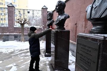 Возложение цветов к бюсту Андраника Торосовича