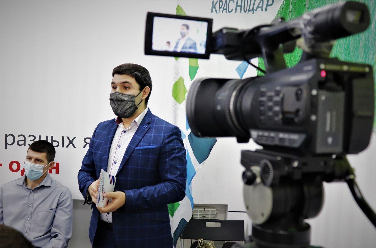 Волонтёрский центр «Добрые сердца» в лице руководителя Ашота Алтуняна, на итоговой встрече добровольческих организаций города Краснодара с начальником Управления по делам молодежи.