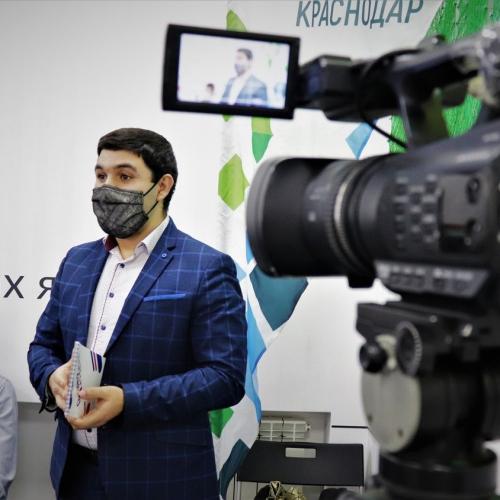 Волонтёрский центр «Добрые сердца» в лице руководителя Ашота Алтуняна, на итоговой встрече добровольческих организаций города Краснодара с начальником Управления по делам молодежи.