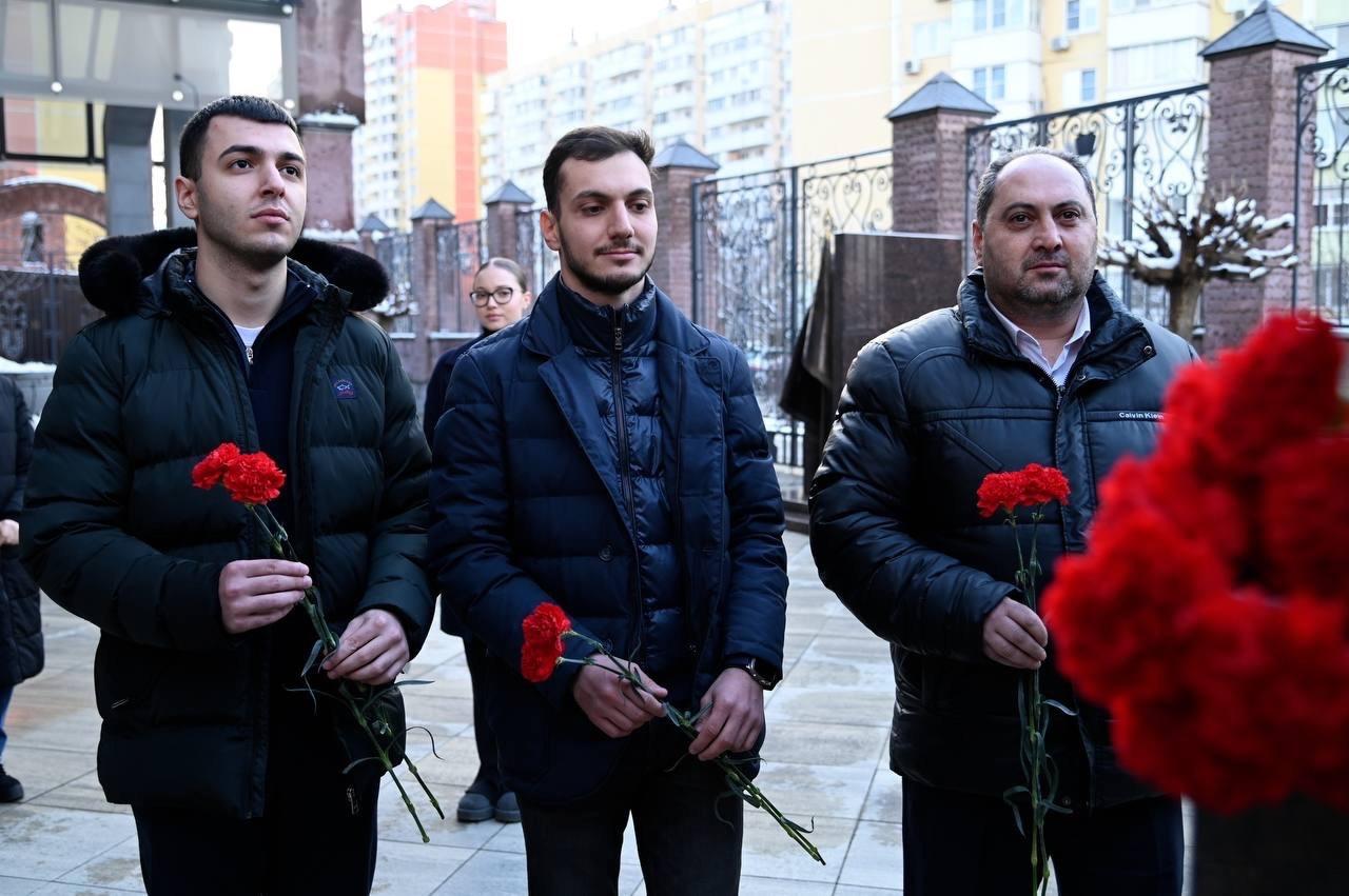 Церемония возложения цветов к бюсту в Александра Сергеевича Грибоедова.