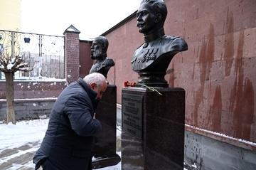 Возложение цветов к бюсту Андраника Торосовича