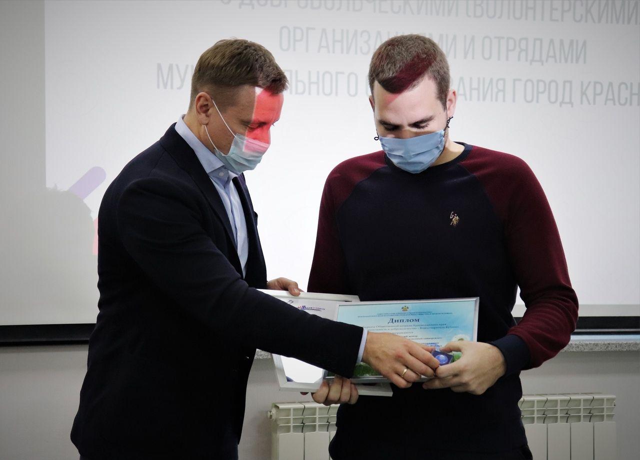Волонтёрский центр «Добрые сердца» в лице руководителя Ашота Алтуняна, на итоговой встрече добровольческих организаций города Краснодара с начальником Управления по делам молодежи.