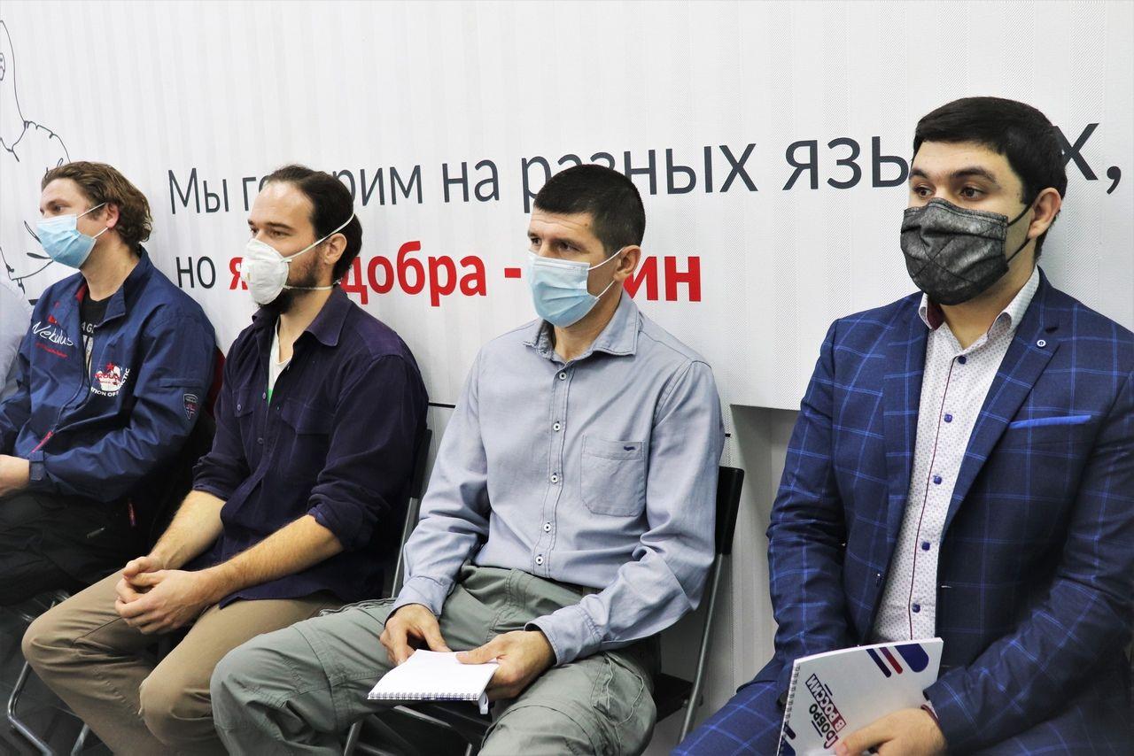 Волонтёрский центр «Добрые сердца» в лице руководителя Ашота Алтуняна, на итоговой встрече добровольческих организаций города Краснодара с начальником Управления по делам молодежи.