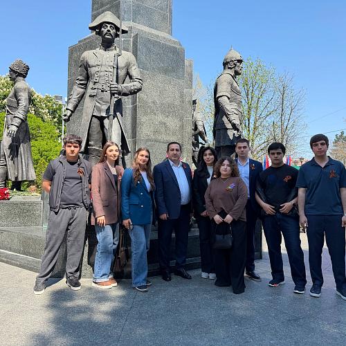 В День Победы состоялось возложение цветов к памятным мемориалам