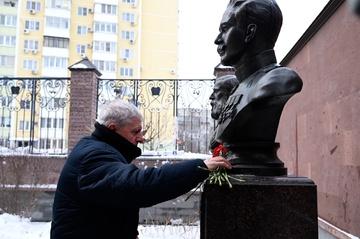 Возложение цветов к бюсту Андраника Торосовича